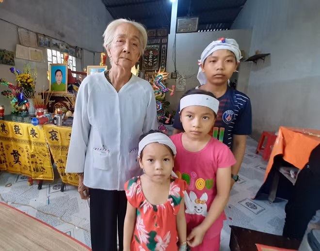 Bà Lê Thị Chót cùng 3 cháu nội là con của anh Hậu, chị Dung.