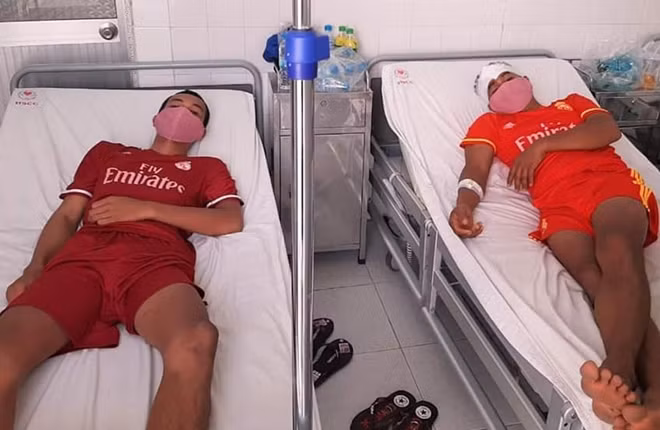 Các thuyền viên đang được chăm sóc y tế tại thị xã Vĩnh Châu, tỉnh Sóc Trăng (ảnh do Bộ đội Biên phòng cung cấp).