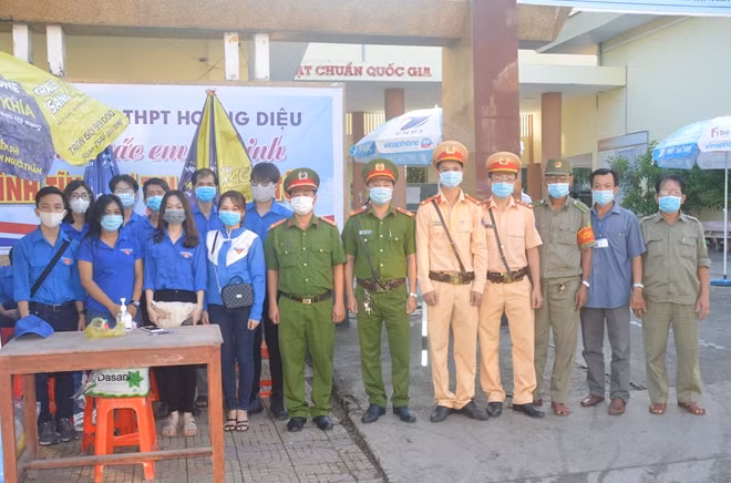 Lực lượng Công an giữ gìn ANTT tại các điểm thi.