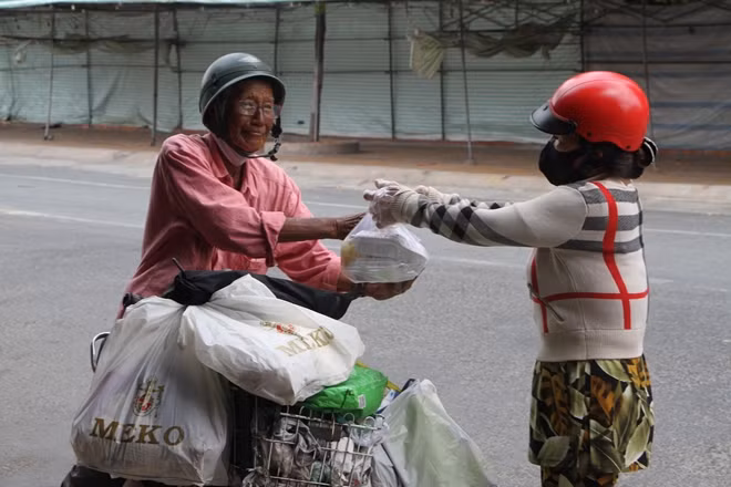 Chị Trần Ngọc Trân tặng cơm cho người có hoàn cảnh khó khăn ở TP Sóc Trăng.