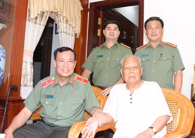 Thứ trưởng Lê Tấn Tới đến thăm hỏi và tặng quà đồng chí Lê Phước Thọ, nguyên Ủy viên Bộ Chính trị, nguyên Trưởng Ban Tổ chức Trung ương.