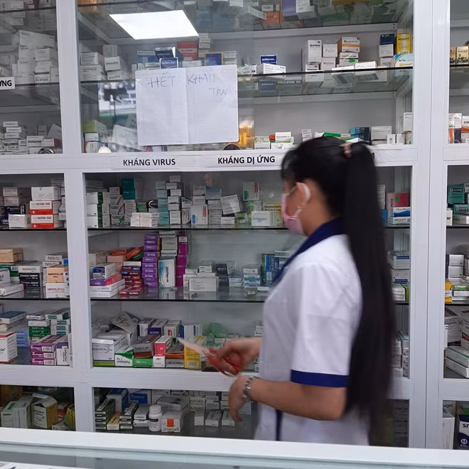 Một nhà thuốc treo bảng hết khẩu trang.
