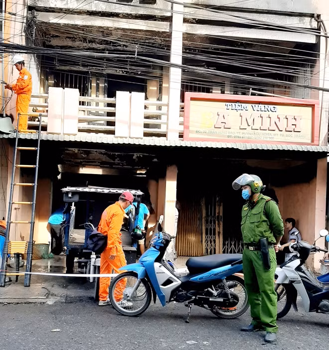 Công an huyện Mỹ Tú đang phong tỏa hiện trường để điều tra nguyên nhân vụ cháy.