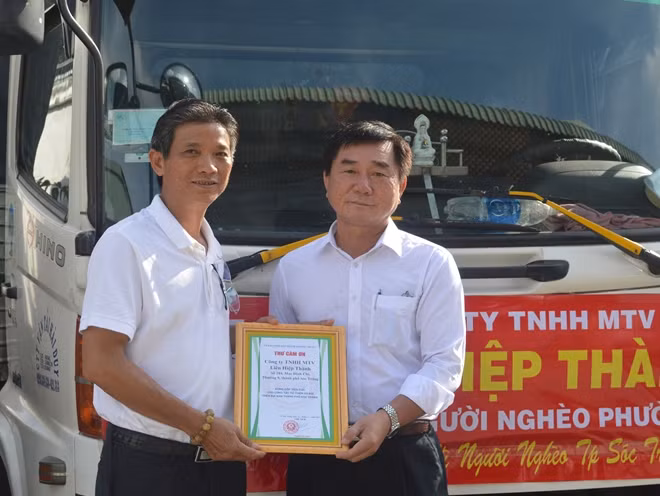 Ông Châu Kiến Tường (bên phải), Phó Chủ tịch UBND TP Sóc Trăng trao thư cảm tạ đến ông Nguyễn Thành Hiệp.