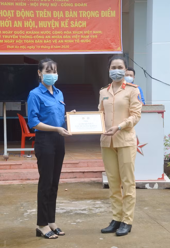 Và tặng đồ dùng học tập cho trường học trên địa bàn huyện Kế Sách.