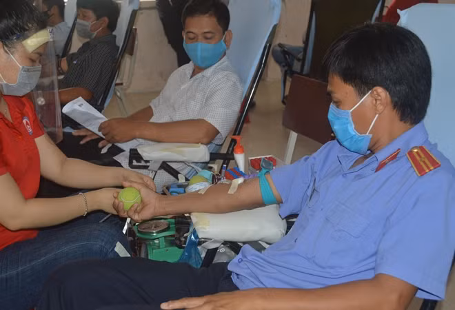 Cán bộ Viện KSND huyện Cù Lao Dung tham gia hiến mau tình nguyện.