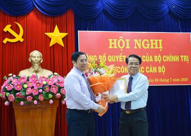 Đồng chí Phạm Minh Chính trao quyết định của Bộ Chính trị và tặng hoa đồng chí Dương Thanh Bình.