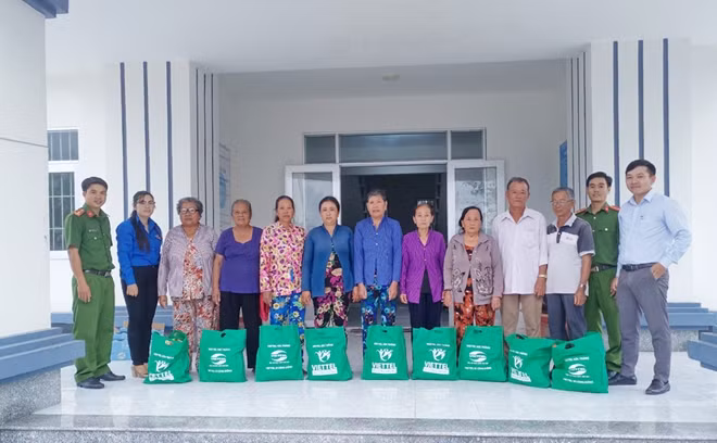 Tuổi trẻ Công an Sóc Trăng cùng các đơn vị khác tặng quà học sinh, gia đình chính sách xã Vĩnh Hải, thị xã Vĩnh Châu.