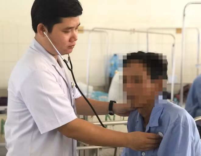 BS thăm khám cho bệnh nhân Tú Anh sau khi nội soi.
