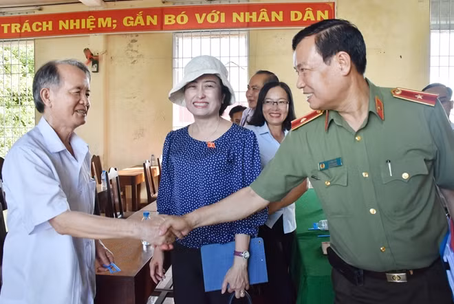 Thứ trưởng Lê Tấn Tới thăm hỏi cử tri xã Phong Thạnh A.