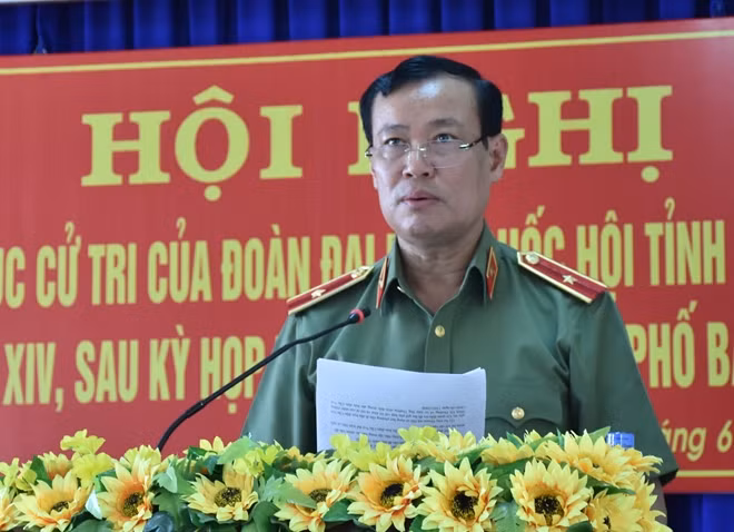 Thứ trưởng Lê Tấn Tới trả lời các ý kiến, kiến nghị của cử tri.