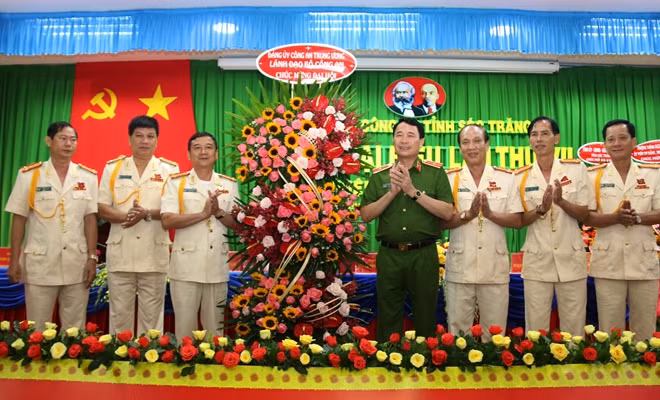 Thay mặt Đảng ủy Công an Trung ương, lãnh đạo Bộ Công an, Thứ trưởng Lê Quốc Hùng tặng lẵng hoa chúc mừng Đại hội.
