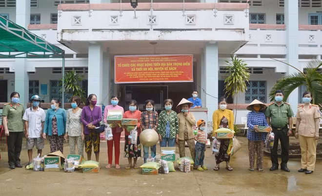 Tặng quà cho các em học sinh và gia đình hoàn cảnh khó khăn.