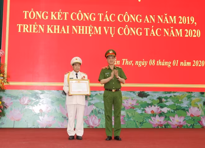 Thừa ủy quyền của Thủ tướng Chính phủ, Thứ trưởng Nguyễn Duy Ngọc trao Bằng khen của Thủ tướng tặng Thiếu tướng Nguyễn Văn Thuận, Giám đốc Công an TP Cần Thơ.