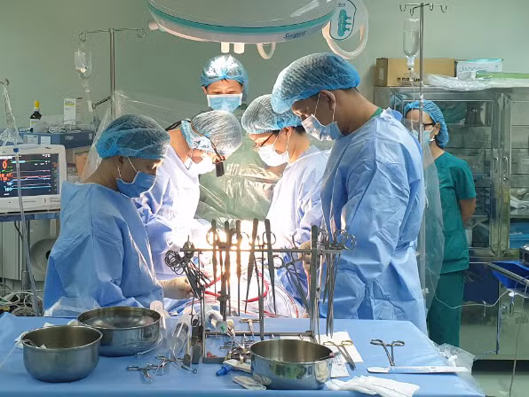Các BS đang phẫu thuật cho bệnh nhân Tho.