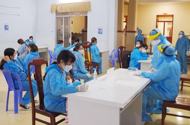 Các công dân làm thủ tục khai báo y tế.