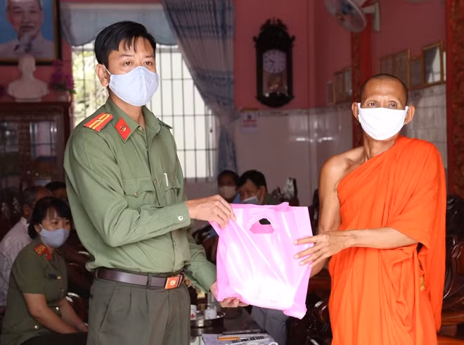 Công an tỉnh Sóc Trăng tặng nước rửa tay, dung dịch sát khuẩn cho các điểm chùa Khmer trên địa bàn.
