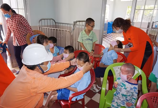 Phát khẩu trang y tế miễn phí cho người dân.