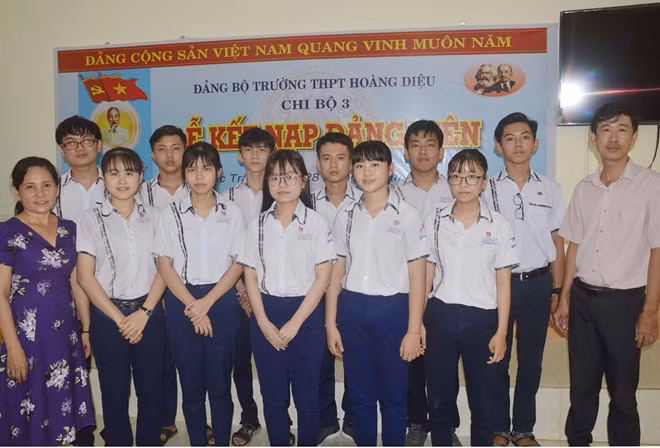 Các học sinh xuất sắc lớp 12 Trường THPT Hoàng Diệu được kết nạp Đảng.