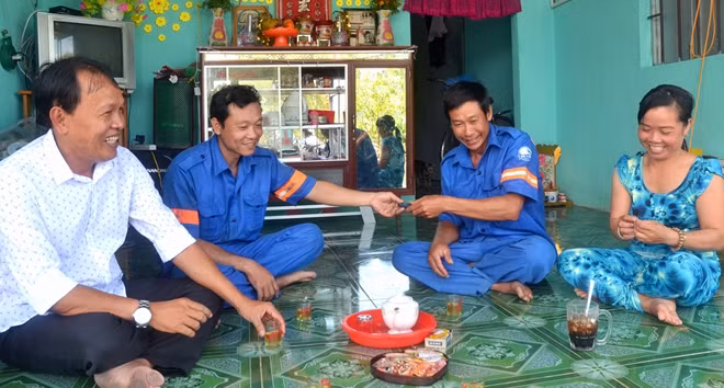 Ông Lê Hữu Có (áo trắng) xem người lao động như người nhà của mình.