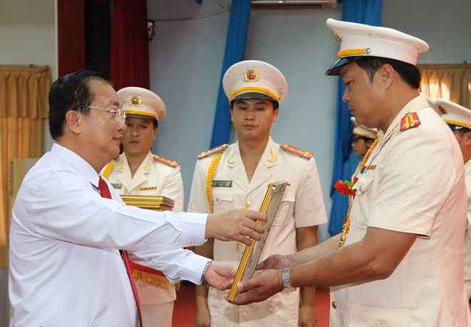 Chủ tịch UBND tỉnh Sóc Trăng tặng Bằng khen của UBND tỉnh cho tập thể, cá nhân xuất sắc.