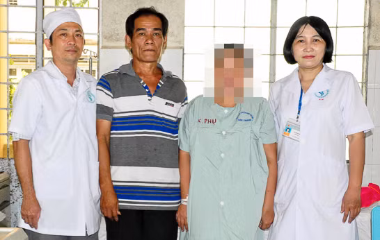 Sức khỏe sản phụ Bê (thứ 2 từ phải qua) hiện đã ổn định. Sức khỏe sản phụ Bê (thứ 2 từ phải qua) hiện đã ổn định.