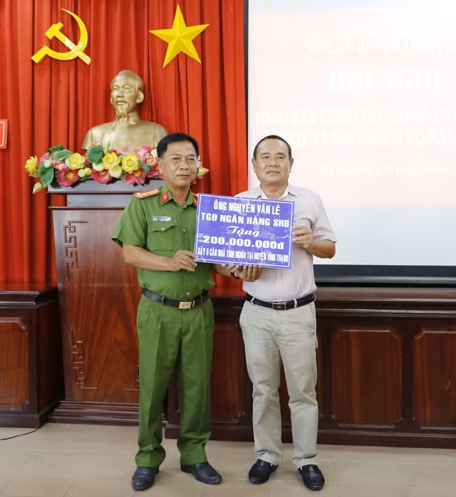 Thông qua Công an huyện Vĩnh Thạnh, ngân hàng SHB tặng 200 triệu đồng xây dựng 5 căn nhà tình nghĩa.