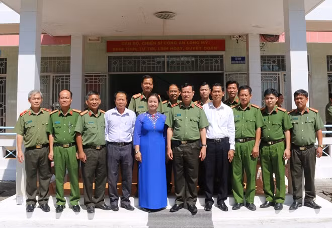 Thứ trưởng Lê Tấn Tới cùng các đại biểu và Ban Chỉ huy Công an thị xã Long Mỹ (Hậu Giang).