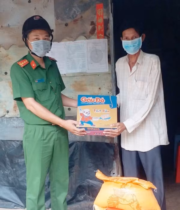 Công an xã Vĩnh Hậu, huyện Hòa Bình (Bạc Liêu), đến tận nhà trao quà hỗ trợ người dân.