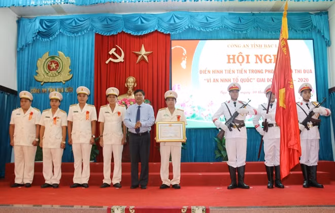 Thừa ủy quyền của Chủ tịch nước, ông Vương Phương Nam, Phó chủ tịch UBND tỉnh trao Huân chương bảo vệ Tổ quốc hạng Ba cho Phòng CSHS Công an tỉnh Bạc Liêu.
