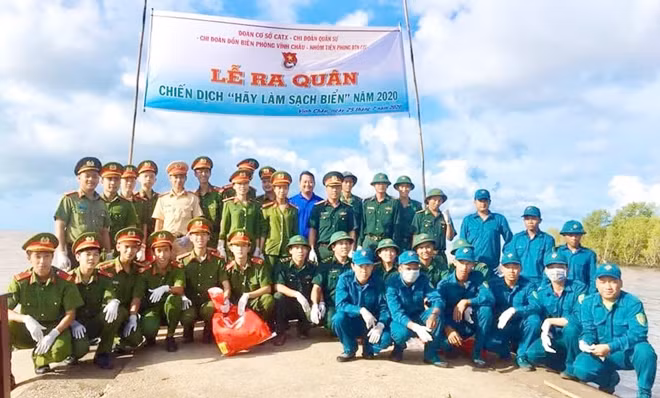 Tuổi trẻ lực lượng vũ trang tỉnh Sóc Trăng ra quân Chiến dịch "Hãy làm sạch biển" năm 2020 tại thị xã Vĩnh Châu.