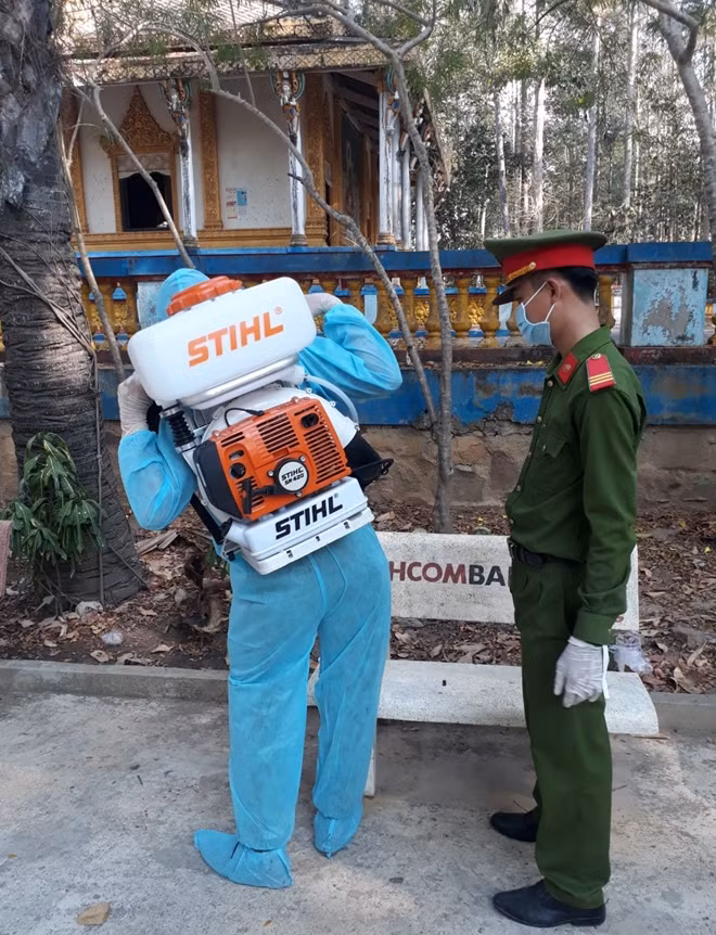 Phun thuốc khử trùng phòng chống dịch bệnh COVID-19.