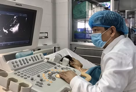 Cứu sống trẻ 3 tháng tuổi mắc COVID-19 nặng kèm bệnh tim bẩm sinh ảnh 1