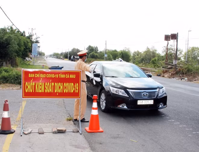Một chốt kiểm soát dịch COVID-19 trên QL1 đi qua tỉnh Cà Mau hồi tháng 4-2020.