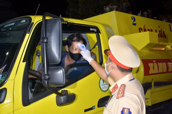 CSGT Công an TP Bạc Liêu kiểm tra thân nhiệt tài xế ra, vào thành phố.