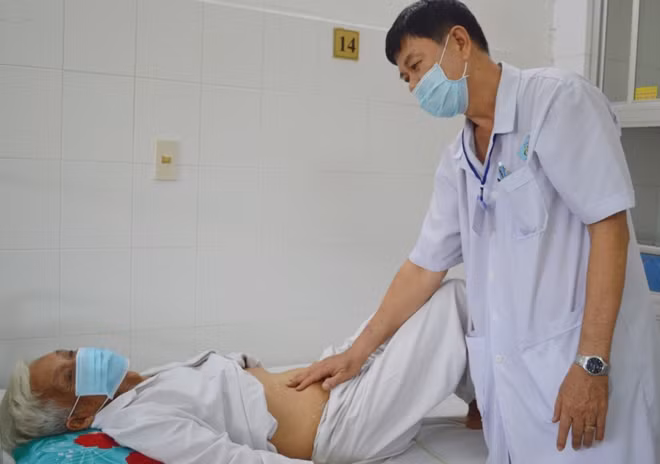 BS thăm khám cho bệnh nhân Thành sau can thiệp.