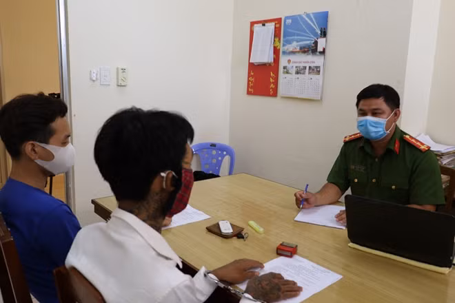 Cán bộ Phòng CSHS Công an TP Cần Thơ lấy lời khai của các đối tượng giết người.