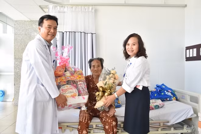 BSCK2 Nguyễn Thị Lạc (bìa phải), chúc Tết cụ H. trước khi xuất viện về đón năm mới cùng gia đình.