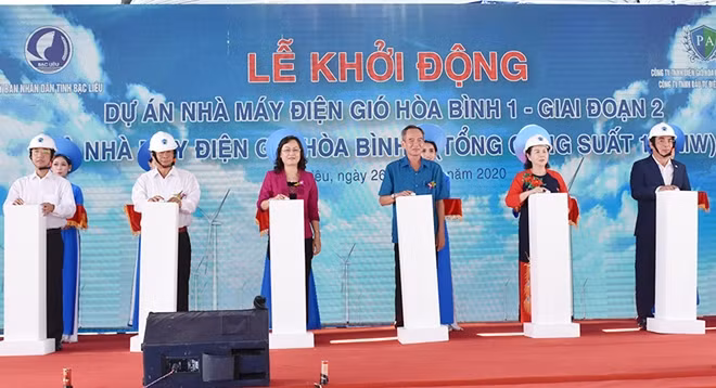 Các đại biểu ấn nút khởi công 2 dự án điện gió tại huyện Hòa Bình (Bạc Liêu).
