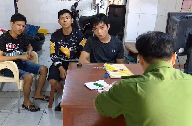 Cơ quan Công an làm việc với các đối tượng.