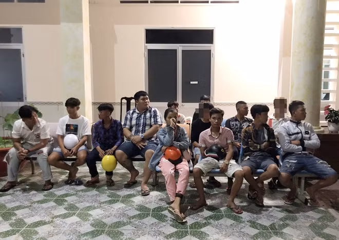 Các đối tượng gây rối TTATGT bị tạm giữ.
