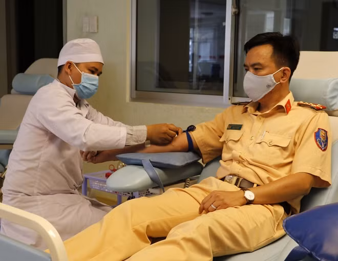 Đại úy Nguyễn Việt Khởi (Công an TP Cần Thơ), có nhóm máu hiếm (Rh-), tham gia hiến máu cứu người.