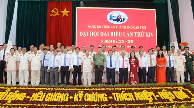 Thứ trưởng Lê Tấn Tới cùng các đại biểu và Ban Chấp hành Đảng bộ Công an TP Cần Thơ nhiệm kỳ 2020-2025.
