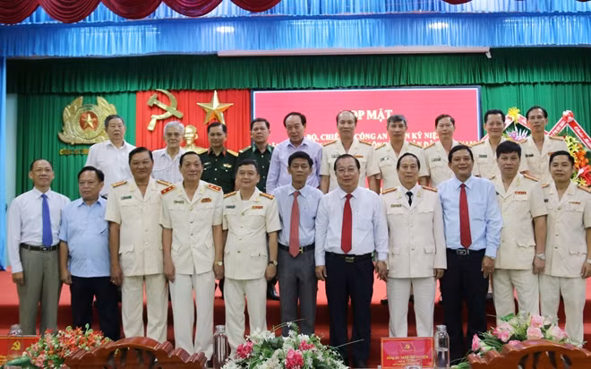 Lãnh đạo tỉnh Sóc Trăng cùng Ban Giám đốc Công an tỉnh và các đại biểu tham dự buổi họp mặt.