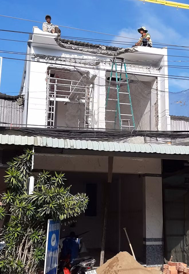 Ông Tới đang cho thợ tháo dỡ phần trên của ngôi nhà.