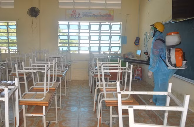 Nhân viên Y tế phun khử khuẩn từng phòng thi.