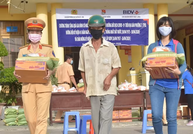 Phòng CSGT đường bộ Công an Bạc Liêu phối hợp với ngân hàng BIDV tặng quà người dân có hoàn cảnh khó khăn.