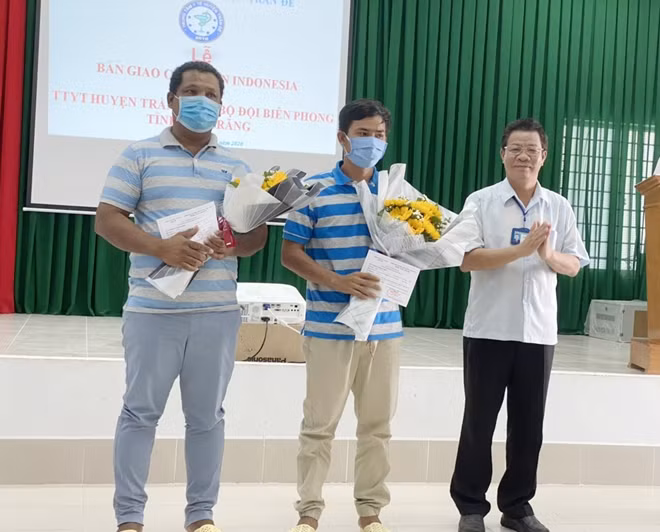 Cơ quan chức năng huyện Trần Đề tặng hoa chúc mừng các thủy thủ.