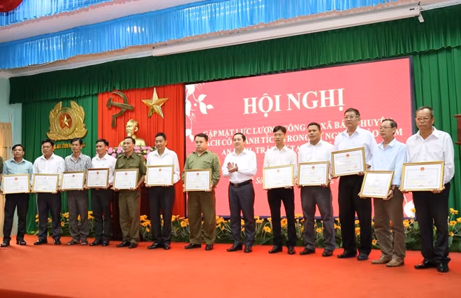 Lãnh đạo UBND tỉnh Sóc Trăng tặng Bằng khen các đồng chí Công an xã bán chuyên trách tiêu biểu.
