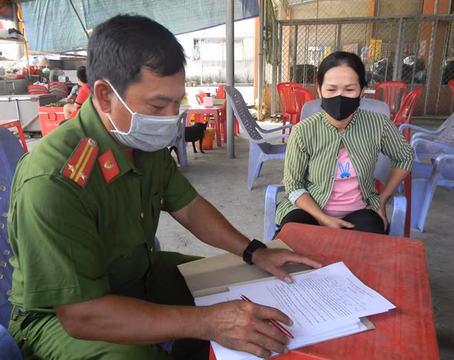 Vận động các quán ăn nhỏ chuyển sang bán mang về.